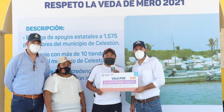 Gobernador Vila Dosal distribuyó apoyos económicos del programa Respeto a la Veda del Mero 2021 en beneficio de hombres y mujeres dedicados a la actividad y entregó los trabajos de construcción y reconstrucción de 1.2 kilómetros de calles de Celestún