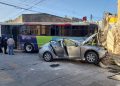 Fuerte choque en el centro entre un auto particular, que se pasó un alto, y un autobús del transporte público: resultaron lesionadas 11 personas, incluidos los conductores