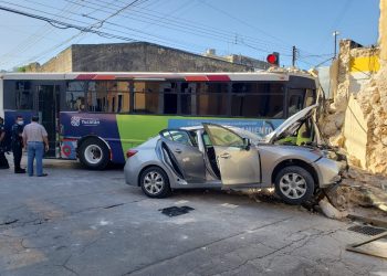 Fuerte choque en el centro entre un auto particular, que se pasó un alto, y un autobús del transporte público: resultaron lesionadas 11 personas, incluidos los conductores