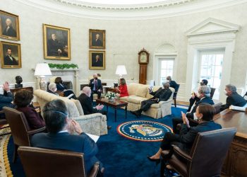 El presidente estadounidense Joe Biden destacará el momento en que los Estados Unidos rebasaron las 500.000 vidas perdidas por el COVID-19