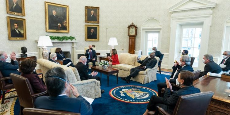 El presidente estadounidense Joe Biden destacará el momento en que los Estados Unidos rebasaron las 500.000 vidas perdidas por el COVID-19