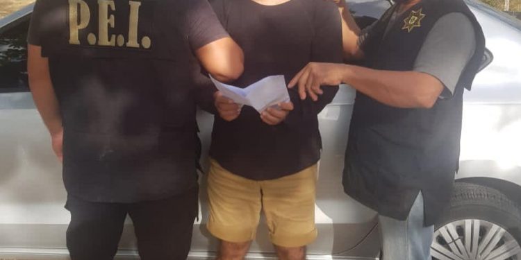 Localizan y capturan a un sujeto y su pareja sentimental, imputados por los delitos de violación equiparada y encubrimiento, contra una adolescente, hija de la detenida, según informan autoridades