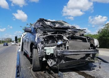 Choque múltiple en el periférico de Mérida a la altura de Santa Gertrudis Copó dejó 15 autos chocados incluido un coche que casi quedó colgando arriba del paso a desnivel