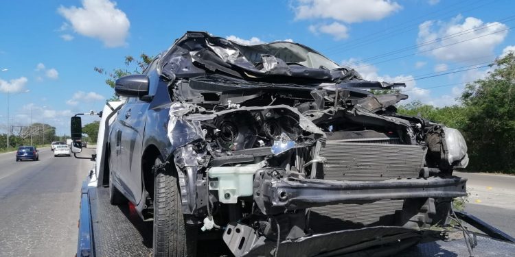 Choque múltiple en el periférico de Mérida a la altura de Santa Gertrudis Copó dejó 15 autos chocados incluido un coche que casi quedó colgando arriba del paso a desnivel