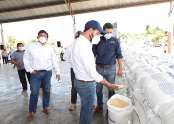 En gira de trabajo por la comunidad maya de Xaya del municipio de Tekax, el gobernador Mauricio Vila entregó apoyos de maíz para el consumo de las familias, obras de agua potable, acciones de vivienda, espacios educativos y equipos para las escuelas