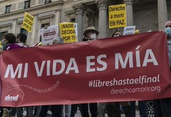 Los legisladores españoles aprobaron el jueves una ley para legalizar la eutanasia y el suicidio asistido para personas con enfermedades graves e incurables que quieren poner fin a su sufrimiento