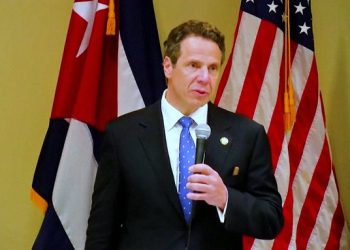 Una sexta mujer ha presentado otra acusación de acoso sexual contra el gobernador de Nueva York, Andrew Cuomo: afirma que la tocó inapropiadamente durante un encuentro en su mansión