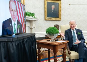 La Casa Blanca anunció el jueves que enviará 4 millones de vacunas a sus vecinos: Canadá recibirá 1.5 millones y México 2.5 millones de dosis de Astra Zéneca, según se informó