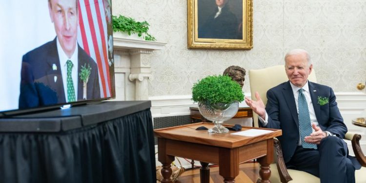 La Casa Blanca anunció el jueves que enviará 4 millones de vacunas a sus vecinos: Canadá recibirá 1.5 millones y México 2.5 millones de dosis de Astra Zéneca, según se informó