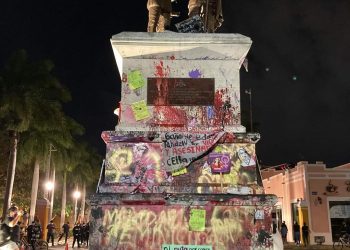 “Verga violadora a la licuadoraaaa”, gritaron las muchachas, las jóvenes, las feministas que hoy marcharon por Paseo Montejo y que en el Remate de Montejo le dieron su pintada a la base del monumento a los Montejo