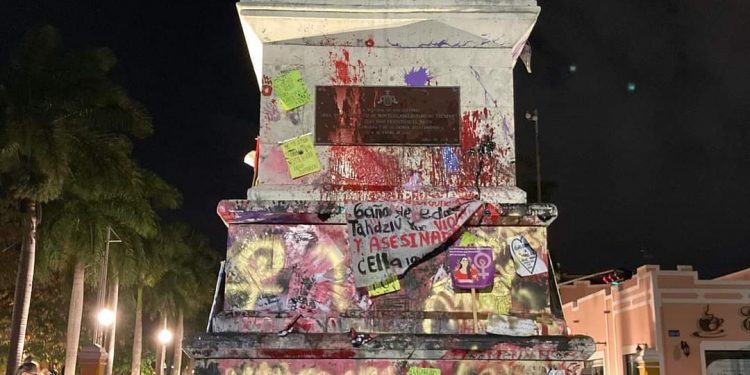 “Verga violadora a la licuadoraaaa”, gritaron las muchachas, las jóvenes, las feministas que hoy marcharon por Paseo Montejo y que en el Remate de Montejo le dieron su pintada a la base del monumento a los Montejo