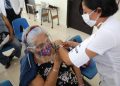 Verifica el gobernador Mauricio Vila Dosal la vacunación a personas adultas mayores de Tixkokob, donde se están aplicando más de 2,600 dosis de Pfizer