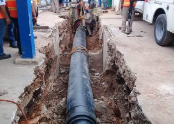 Mejorará la presión del agua en colonias del sur de Mérida, aseguran / Reemplaza la Japay tubería de gran tamaño en el cárcamo de la 42