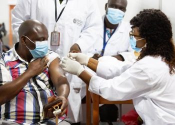 Acabar completamente con el COVID-19 en 2021 es poco realista, pero sí es posible reducir las muertes y las hospitalizaciones si se utilizan las vacunas de manera inteligente e igualitaria, dice la ONU