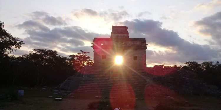 El pasado sábado 20 y domingo 21, en Dzibilchaltún se abrieron dos “portales energéticos”, justo durante los dos días que se observó el fenómeno arqueoastronómico del equinoccio de primavera