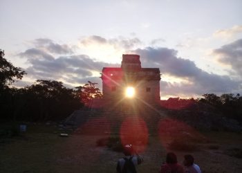 Kin, dios maya del Sol, se presentó hoy en Dzibilchaltún para confirmar el inicio de la primavera, en su puntal cita en el templo de las Siete Muñecas donde protagonizó el fenómeno arqueoastronómico