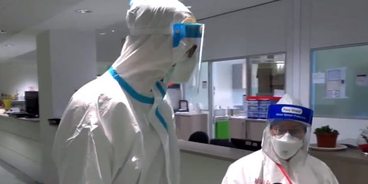 Italia cambia a semáforo rojo por la tercera ola de la pandemia / A partir del lunes, 10 regiones estarán sujetas a restricciones de bloqueo o aislamiento de los ciudadanos / El país de la bota suma 102000 muertos