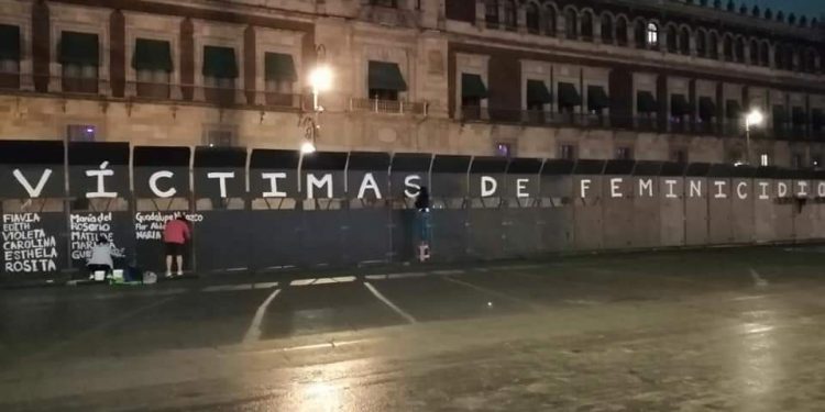 Colectivas Feministas pintaron las vallas colocadas frente a Palacio Nacional con los nombres de víctimas de feminicidio en México
