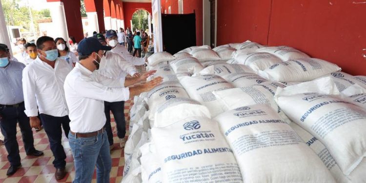 En gira de trabajo por Tixméhuac, el Gobernador Mauricio Vila Dosal supervisó el inicio de la distribución de 8,900 toneladas de maíz para el consumo de 224,000 familias dentro del programa “Seguridad Alimentaria”