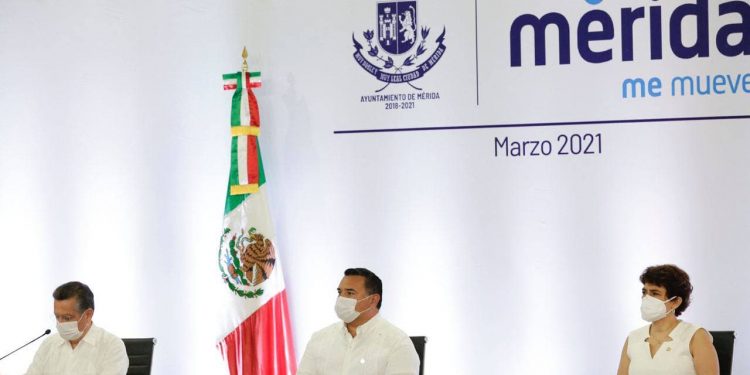 El alcalde Renán Barrera dio la bienvenida a los nuevos integrantes del Cabildo meridano, a quienes exhortó a trabajar en equipo por el bienestar y una mejor calidad de vida de todas y todos los meridanos