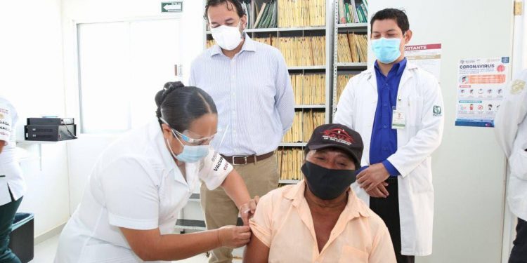 Mujeres y hombres de 60 años y más del municipio yucateco de Kaua comenzaron a ser vacunados contra el coronavirus