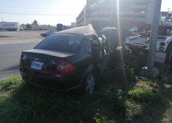 Dos policías estatales a bordo de un Ford Fiesta resultaron lesionados luego de que fueron protagonistas de un siniestro vial la mañana de este miércoles
