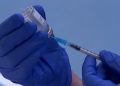 Tras unos pocos casos de trombosis y una sospecha de muerte, siete países europeos han suspendido total o parcialmente la administración de la vacuna AstraZeneca
