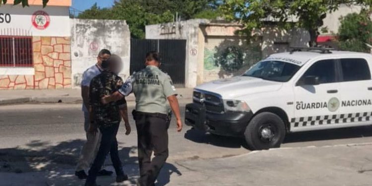 Una persona de nacionalidad cubana que residía en Mérida fue deportada y quedó bajo arresto en Miami por delitos vinculados a drogas y violencia animal, según informó el Instituto Nacional de Migración