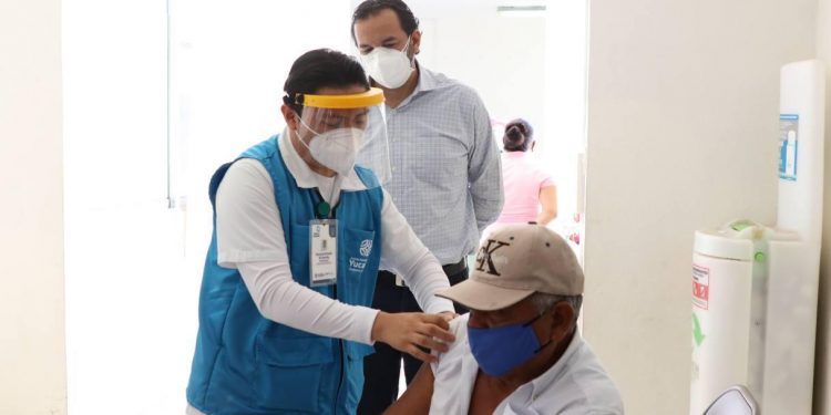 Adultos mayores de 60 años y más pertenecientes a los municipios yucatecos de Ticul, Kanasín y Espita comenzaron a ser inyectados contra el coronavirus