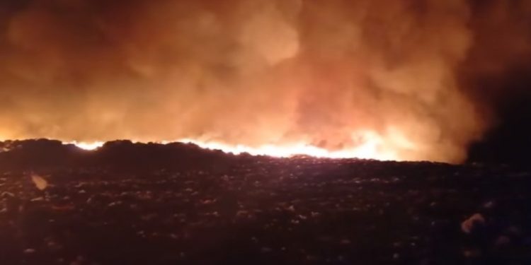 Ayuntamiento de Mérida informó que la madrugada de este lunes se detectó un incendio en terrenos del relleno sanitario, ubicado en el kilómetro 2 de dicha carretera a la altura del kilómetro 43 del Periférico