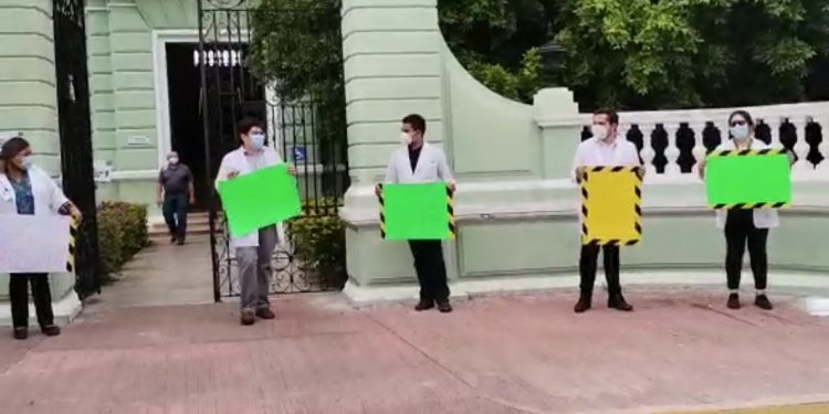 Médicos y personal del hospital Psiquiátrico de Mérida piden ser vacunados contra el coronavirus / Ya se vacunó al personal de los hospitales psiquiátricos de Tabasco y Campeche, dijeron