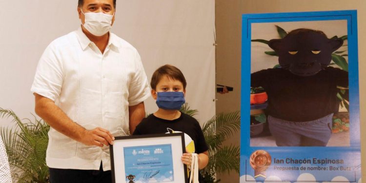 El alcalde Renán Barrera premia a los niños ganadores del concurso “Nombra al Jaguar” / “Booxo” será el nombre de la cría de jaguar negro nacido en diciembre de 2020 en el Centenario