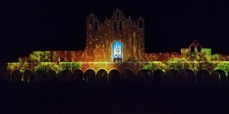 Cultur avisa de la suspensión temporal del “vídeo mapping” en Izamal por Semana Santa” / Las presentaciones de este evento se reanudarán hasta el siguiente jueves 8 de abril