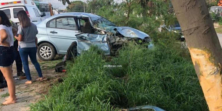 Conductora perdió el control de su auto y chocó contra un árbol con sus bebés: fueron auxiliados por la Guardia Nacional y la SSP
