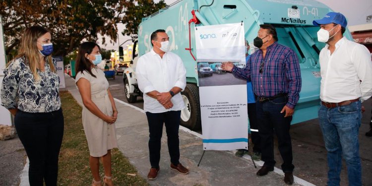 El alcalde Renán Barrera Concha dio el banderazo a “seis nuevas y modernas unidades de la empresa SANA, equipadas con tecnología avanzada para brindar mejor atención a la ciudadanía”, según se dijo