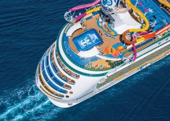 Dos cruceros de Royal Caribbean reanudarán sus travesías en junio, poniendo fin a una pausa de un año, pero los pasajeros mayores de 18 años deben dar negativo en la prueba de COVID-19 antes de subir a un barco