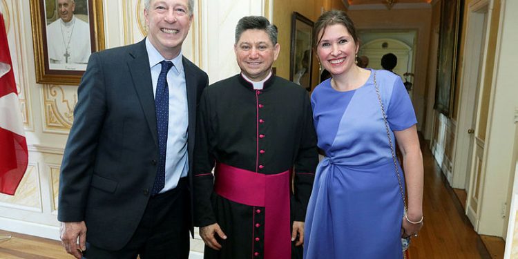 El Vaticano informó que el Papa nombró nuncio apostólico en Papúa Nueva Guinea al yucateco Fermín Emilio Sosa Rodríguez, quien hasta ahora se desempeñaba como consejero de nunciatura