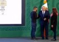 Un hombre irrumpió inopinadamente en la conferencia “Mañanera” de hoy en Palacio Nacional y llegó hasta el presidente Andrés Manuel López Obrador, a quien tocó, para “intercambiar palabras”