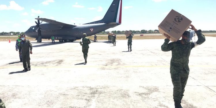 Luego de que el alcalde Renán Barrera públicamente cuestionó la razón por la cual Mérida ha sido excluida del proceso de vacunación contra el coronavirus, el delegado de programas federales en Yucatán, Huacho Díaz Mena, aseguró que en Pascua se iniciará la aplicación de dosis