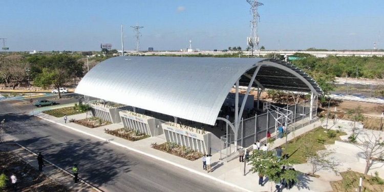 Entregan el Gobernador Mauricio Vila Dosal y el Alcalde de Mérida, Renán Barrera Concha, cancha de usos múltiples del parque Paseo Henequenes