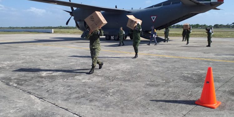 Llegaron 14,400  dosis de la vacuna SINOVAC y 1,950 Pfizer enviadas por el gobierno federal para los Estados de Yucatán y Campeche a la Base Aérea Militar número 8 ubicada en Mérida