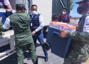 Llegaron a Yucatán más vacunas enviadas por el gobierno federal contra el coronavirus / Hace unos momentos arribó a las instalaciones de la Base Aérea Militar No. 8 aeronave transportando dosis de Sinovac y Pfizer