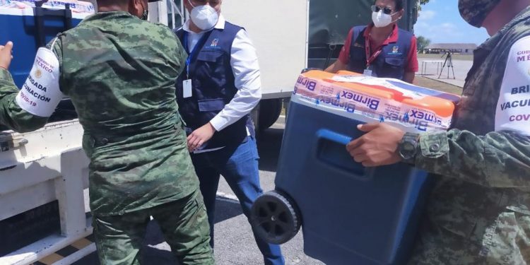Llegaron a Yucatán más vacunas enviadas por el gobierno federal contra el coronavirus / Hace unos momentos arribó a las instalaciones de la Base Aérea Militar No. 8 aeronave transportando dosis de Sinovac y Pfizer