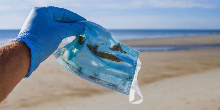 Desde el 2020 el uso de plásticos se ha disparado: millones de mascarillas, guantes y empaques de comida para llevar / Más del 70% de este plástico terminará en océanos y vertederos y hasta un 12% quemado, causando contaminación: ONU
