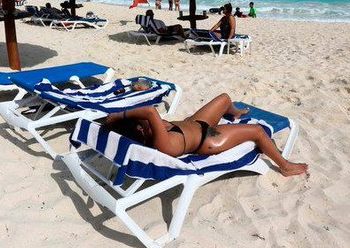 Les cobró 100 dólares por cabeza laboratorio fraudulento de Cancún a estudiantes argentinos por el certificado PCR de coronavirus / Permanecen en el destino turístico varados dos grupos