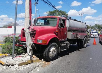 Para evitar chocar con un auto cuyo conductor maniobró peligrosamente saliéndole al paso de forma intempestiva, Luis Magaña, conductor de una pipa volanteo y se incrustó contra un poste