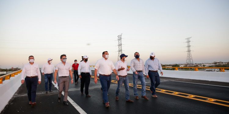 El gobernador Mauricio Vila Dosal y el alcalde Renán Barrera Concha entregaron los trabajos de construcción del Paso Superior Vehicular Avenida 70 del complejo habitacional Ciudad Caucel