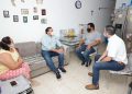 El presidente municipal visitó la casa de la señora Nayeli Lezama Alarcón, en el fraccionamiento La Herradura, para entregarle un cheque del programa “Casa Segura”, como apoyo por un siniestro ocurrido en el predio