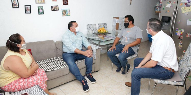 El presidente municipal visitó la casa de la señora Nayeli Lezama Alarcón, en el fraccionamiento La Herradura, para entregarle un cheque del programa “Casa Segura”, como apoyo por un siniestro ocurrido en el predio