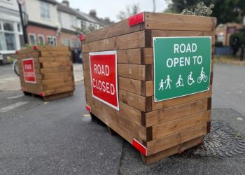 El uso de jardineras, bolardos, o una combinación de ambos, se utiliza en Londres desde hace décadas para limitar la circulación y cerrar el paso a conductores a los que gusta la velocidad en zonas residenciales
